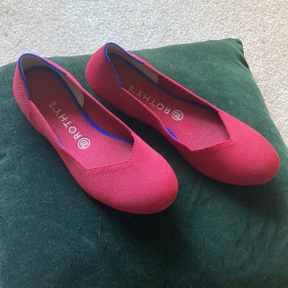 Rothy’s Round-Toe flat. Size 10, red
